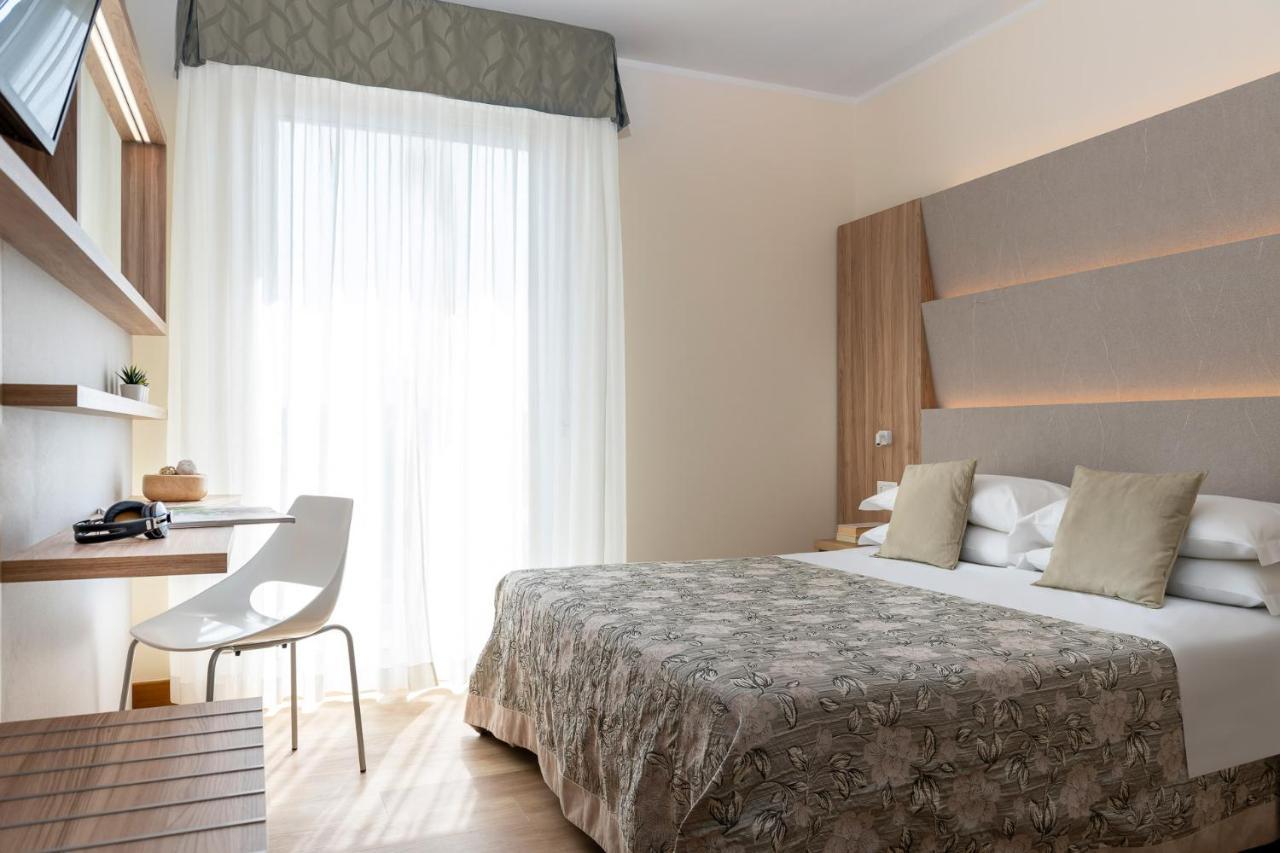 Hotel Rondinella E Viola Rimini Buitenkant foto