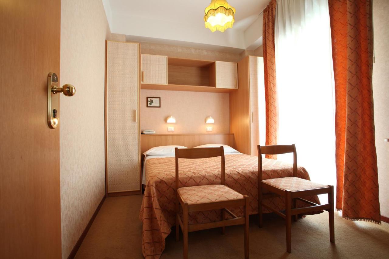 Hotel Rondinella E Viola Rimini Buitenkant foto