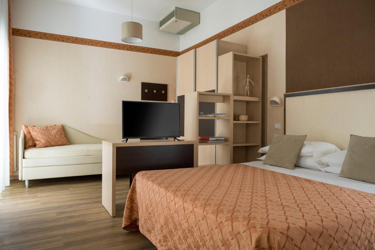 Hotel Rondinella E Viola Rimini Buitenkant foto
