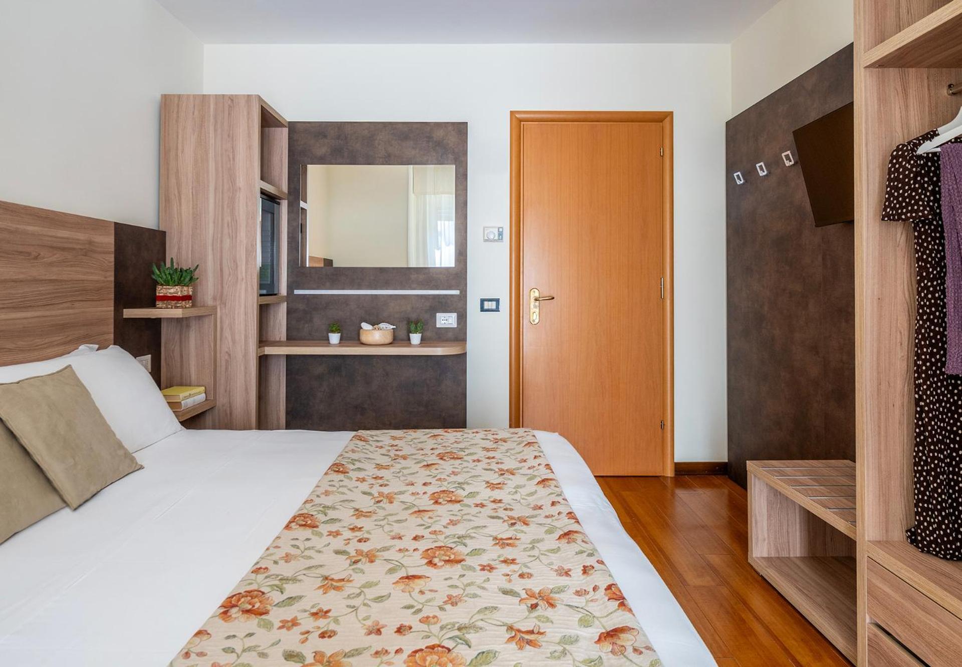 Hotel Rondinella E Viola Rimini Buitenkant foto
