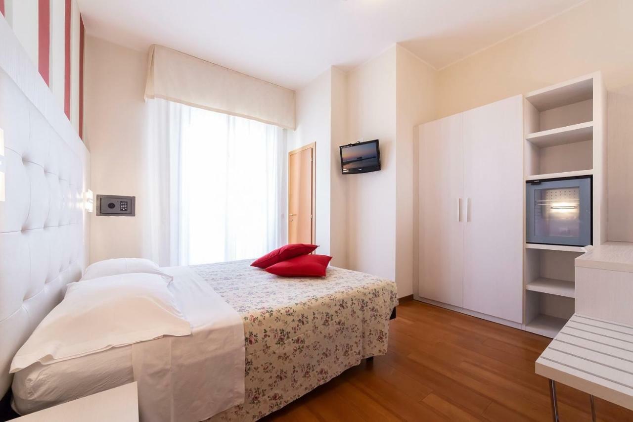 Hotel Rondinella E Viola Rimini Buitenkant foto